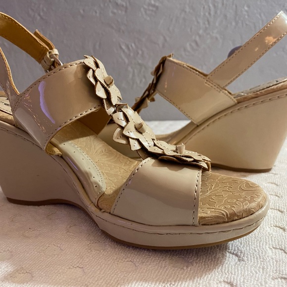 BORN Nude patent leather sandals with 3-D flower embellishments - Picture 16 of 16
